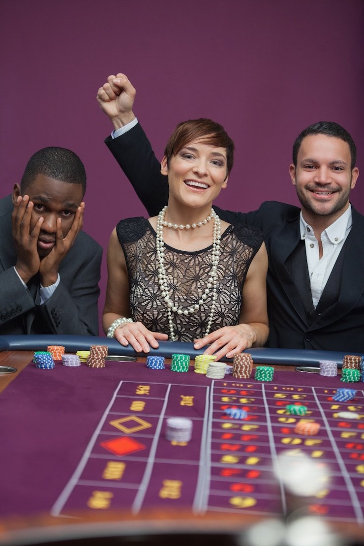 88main apk Texas Hold'em poker table view with dealer button, chip stacks, and community cards